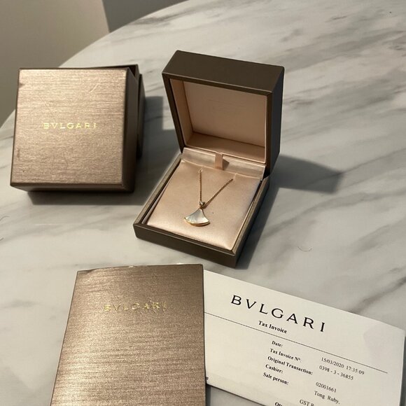 Divas’ Dream Necklace 18K Rose Gold, Mother-Of-Pearl & Diamond Pendant Necklace - Picture 6 of 12